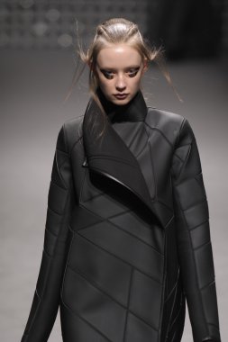 Paris, Fransa - Mart 02: paris moda haftası kapsamında üzerinde 02 Mart 2011 sonbahar kış 2011 show giymeye hazır gareth pugh sırasında pist model yürür