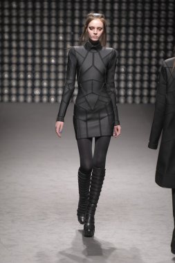 Paris, Fransa - Mart 02: paris moda haftası kapsamında üzerinde 02 Mart 2011 sonbahar kış 2011 show giymeye hazır gareth pugh sırasında pist model yürür
