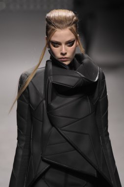 Paris, Fransa - Mart 02: paris moda haftası kapsamında üzerinde 02 Mart 2011 sonbahar kış 2011 show giymeye hazır gareth pugh sırasında pist model yürür