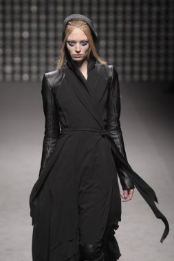Paris, Fransa - Mart 02: paris moda haftası kapsamında üzerinde 02 Mart 2011 sonbahar kış 2011 show giymeye hazır gareth pugh sırasında pist model yürür