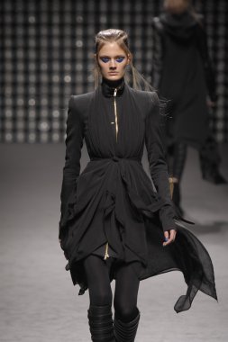 Paris, Fransa - Mart 02: paris moda haftası kapsamında üzerinde 02 Mart 2011 sonbahar kış 2011 show giymeye hazır gareth pugh sırasında pist model yürür