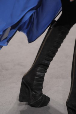 Paris, Fransa - Mart 02: paris moda haftası kapsamında üzerinde 02 Mart 2011 sonbahar kış 2011 show giymeye hazır gareth pugh sırasında pist model yürür