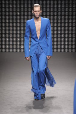 Paris, Fransa - Mart 02: paris moda haftası kapsamında üzerinde 02 Mart 2011 sonbahar kış 2011 show giymeye hazır gareth pugh sırasında pist model yürür