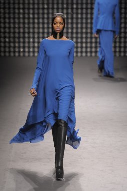 Paris, Fransa - Mart 02: paris moda haftası kapsamında üzerinde 02 Mart 2011 sonbahar kış 2011 show giymeye hazır gareth pugh sırasında pist model yürür