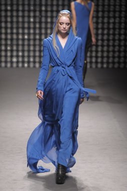 Paris, Fransa - Mart 02: paris moda haftası kapsamında üzerinde 02 Mart 2011 sonbahar kış 2011 show giymeye hazır gareth pugh sırasında pist model yürür