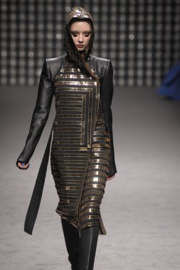 Paris, Fransa - Mart 02: paris moda haftası kapsamında üzerinde 02 Mart 2011 sonbahar kış 2011 show giymeye hazır gareth pugh sırasında pist model yürür