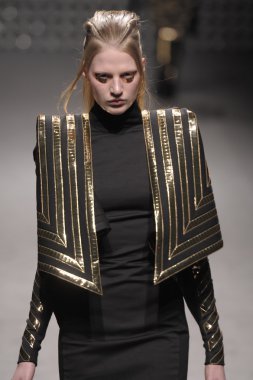 Paris, Fransa - Mart 02: paris moda haftası kapsamında üzerinde 02 Mart 2011 sonbahar kış 2011 show giymeye hazır gareth pugh sırasında pist model yürür