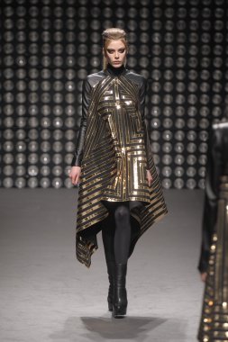 Paris, Fransa - Mart 02: paris moda haftası kapsamında üzerinde 02 Mart 2011 sonbahar kış 2011 show giymeye hazır gareth pugh sırasında pist model yürür