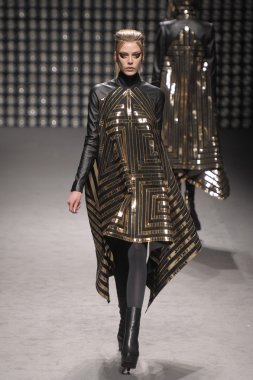 Paris, Fransa - Mart 02: paris moda haftası kapsamında üzerinde 02 Mart 2011 sonbahar kış 2011 show giymeye hazır gareth pugh sırasında pist model yürür