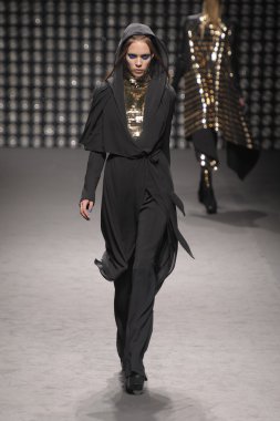 Paris, Fransa - Mart 02: paris moda haftası kapsamında üzerinde 02 Mart 2011 sonbahar kış 2011 show giymeye hazır gareth pugh sırasında pist model yürür