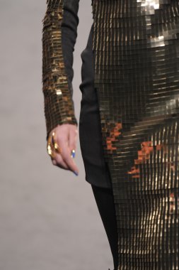 Paris, Fransa - Mart 02: paris moda haftası kapsamında üzerinde 02 Mart 2011 sonbahar kış 2011 show giymeye hazır gareth pugh sırasında pist model yürür