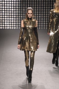 Paris, Fransa - Mart 02: paris moda haftası kapsamında üzerinde 02 Mart 2011 sonbahar kış 2011 show giymeye hazır gareth pugh sırasında pist model yürür