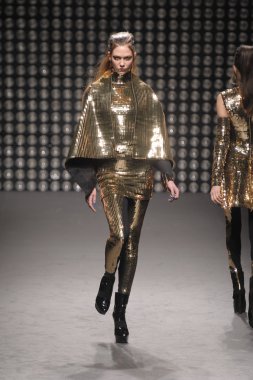 Paris, Fransa - Mart 02: paris moda haftası kapsamında üzerinde 02 Mart 2011 sonbahar kış 2011 show giymeye hazır gareth pugh sırasında pist model yürür