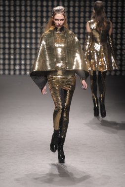 Paris, Fransa - Mart 02: paris moda haftası kapsamında üzerinde 02 Mart 2011 sonbahar kış 2011 show giymeye hazır gareth pugh sırasında pist model yürür