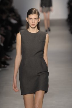 Paris, Fransa - Mart 07: bir model 7 Mart 2011 de paris, Fransa paris moda haftası sırasında giambattista valli defile pist yürür.