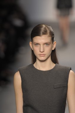 Paris, Fransa - Mart 07: bir model 7 Mart 2011 de paris, Fransa paris moda haftası sırasında giambattista valli defile pist yürür.