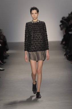 Paris, Fransa - Mart 07: bir model 7 Mart 2011 de paris, Fransa paris moda haftası sırasında giambattista valli defile pist yürür.