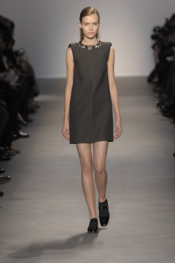 Paris, Fransa - Mart 07: bir model 7 Mart 2011 de paris, Fransa paris moda haftası sırasında giambattista valli defile pist yürür.