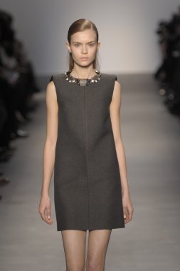 Paris, Fransa - Mart 07: bir model 7 Mart 2011 de paris, Fransa paris moda haftası sırasında giambattista valli defile pist yürür.