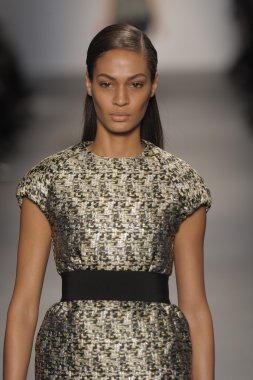 Paris, Fransa - Mart 07: bir model 7 Mart 2011 de paris, Fransa paris moda haftası sırasında giambattista valli defile pist yürür.