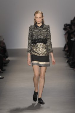 Paris, Fransa - Mart 07: bir model 7 Mart 2011 de paris, Fransa paris moda haftası sırasında giambattista valli defile pist yürür.