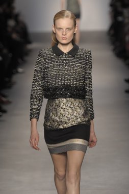 Paris, Fransa - Mart 07: bir model 7 Mart 2011 de paris, Fransa paris moda haftası sırasında giambattista valli defile pist yürür.