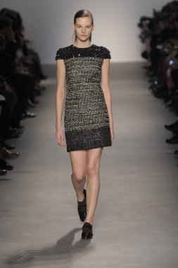 Paris, Fransa - Mart 07: bir model 7 Mart 2011 de paris, Fransa paris moda haftası sırasında giambattista valli defile pist yürür.