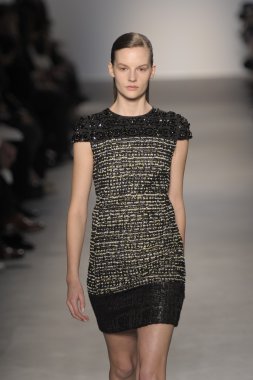 Paris, Fransa - Mart 07: bir model 7 Mart 2011 de paris, Fransa paris moda haftası sırasında giambattista valli defile pist yürür.