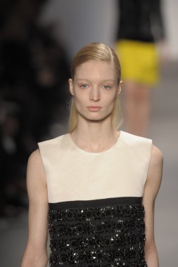 Paris, Fransa - Mart 07: bir model 7 Mart 2011 de paris, Fransa paris moda haftası sırasında giambattista valli defile pist yürür.