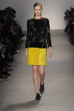 Paris, Fransa - Mart 07: bir model 7 Mart 2011 de paris, Fransa paris moda haftası sırasında giambattista valli defile pist yürür.