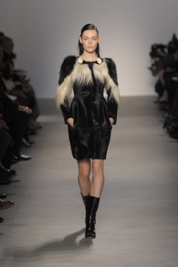 Paris, Fransa - Mart 07: bir model 7 Mart 2011 de paris, Fransa paris moda haftası sırasında giambattista valli defile pist yürür.