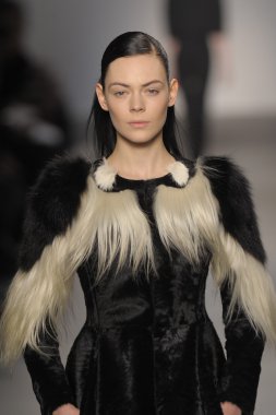 Paris, Fransa - Mart 07: bir model 7 Mart 2011 de paris, Fransa paris moda haftası sırasında giambattista valli defile pist yürür.