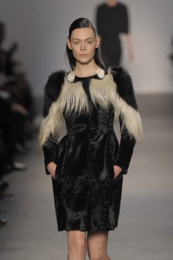 Paris, Fransa - Mart 07: bir model 7 Mart 2011 de paris, Fransa paris moda haftası sırasında giambattista valli defile pist yürür.
