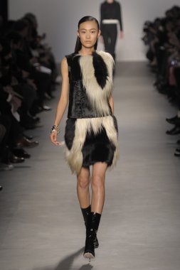 Paris, Fransa - Mart 07: bir model 7 Mart 2011 de paris, Fransa paris moda haftası sırasında giambattista valli defile pist yürür.