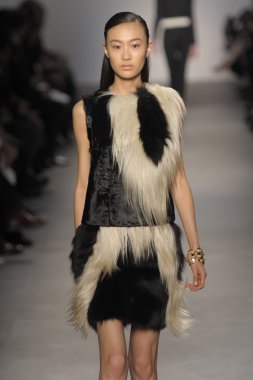 Paris, Fransa - Mart 07: bir model 7 Mart 2011 de paris, Fransa paris moda haftası sırasında giambattista valli defile pist yürür.