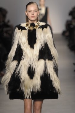 Paris, Fransa - Mart 07: bir model 7 Mart 2011 de paris, Fransa paris moda haftası sırasında giambattista valli defile pist yürür.