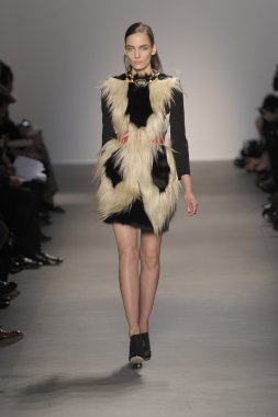 Paris, Fransa - Mart 07: bir model 7 Mart 2011 de paris, Fransa paris moda haftası sırasında giambattista valli defile pist yürür.