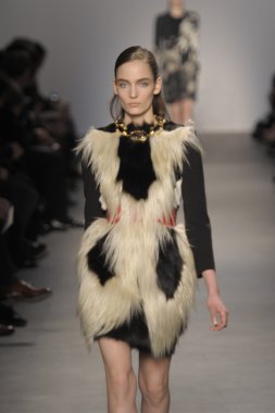 Paris, Fransa - Mart 07: bir model 7 Mart 2011 de paris, Fransa paris moda haftası sırasında giambattista valli defile pist yürür.