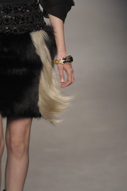 Paris, Fransa - Mart 07: bir model 7 Mart 2011 de paris, Fransa paris moda haftası sırasında giambattista valli defile pist yürür.