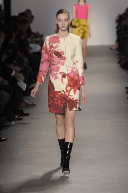 Paris, Fransa - Mart 07: bir model 7 Mart 2011 de paris, Fransa paris moda haftası sırasında giambattista valli defile pist yürür.