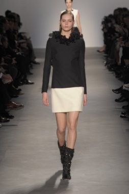 Paris, Fransa - Mart 07: bir model 7 Mart 2011 de paris, Fransa paris moda haftası sırasında giambattista valli defile pist yürür.