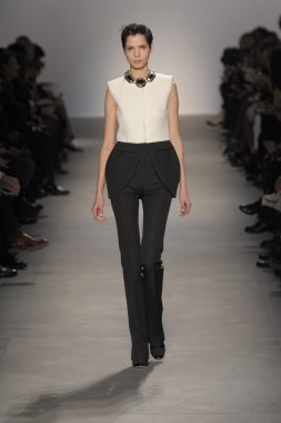 Paris, Fransa - Mart 07: bir model 7 Mart 2011 de paris, Fransa paris moda haftası sırasında giambattista valli defile pist yürür.