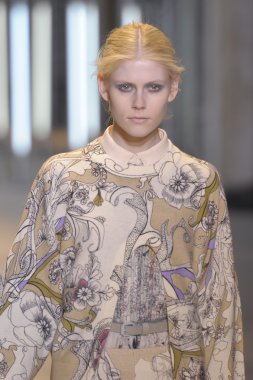 Paris, Fransa - Mart 07: bir model 7 Mart 2011 de paris, Fransa paris moda haftası sırasında giambattista valli defile pist yürür.