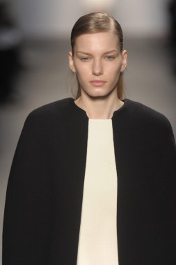 Paris, Fransa - Mart 07: bir model 7 Mart 2011 de paris, Fransa paris moda haftası sırasında giambattista valli defile pist yürür.
