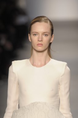 Paris, Fransa - Mart 07: bir model 7 Mart 2011 de paris, Fransa paris moda haftası sırasında giambattista valli defile pist yürür.