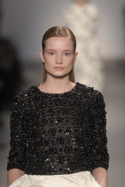 Paris, Fransa - Mart 07: bir model 7 Mart 2011 de paris, Fransa paris moda haftası sırasında giambattista valli defile pist yürür.