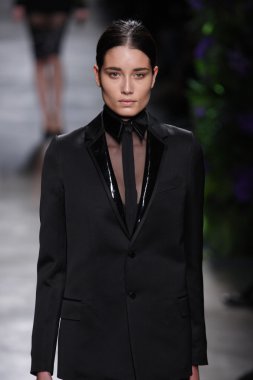 Paris, Fransa - Mart 06: bir model 6 Mart 2011 de paris, Fransa paris moda haftası sırasında givenchy defile pist yürür.