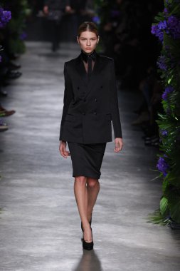 Paris, Fransa - Mart 06: bir model 6 Mart 2011 de paris, Fransa paris moda haftası sırasında givenchy defile pist yürür.