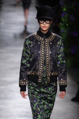 Paris, Fransa - Mart 06: bir model 6 Mart 2011 de paris, Fransa paris moda haftası sırasında givenchy defile pist yürür.