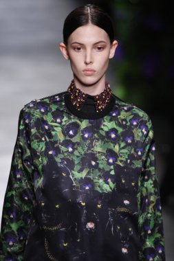 Paris, Fransa - Mart 06: bir model 6 Mart 2011 de paris, Fransa paris moda haftası sırasında givenchy defile pist yürür.